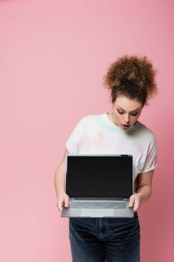 Pembe ekranda boş ekranla dizüstü bilgisayara bakarken şok oldum. 