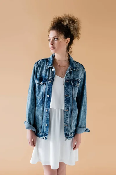 Lächelndes Model Jeansjacke Schaut Vereinzelt Auf Beige — Stockfoto