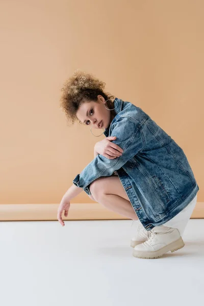 Lecker Lockige Frau Jeansjacke Auf Beigem Hintergrund — Stockfoto