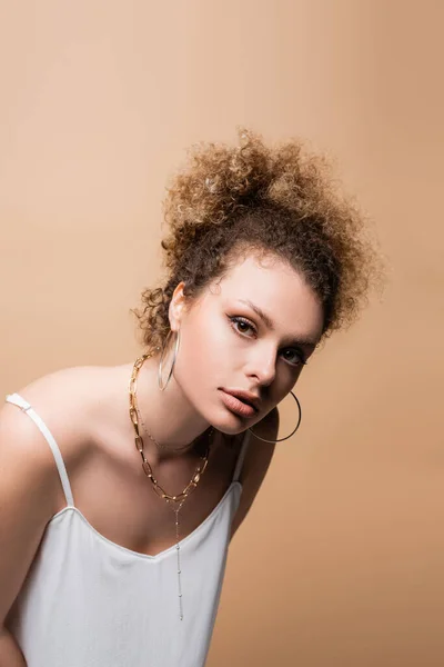 Junge Frau Weißem Top Und Accessoires Isoliert Auf Beige — Stockfoto