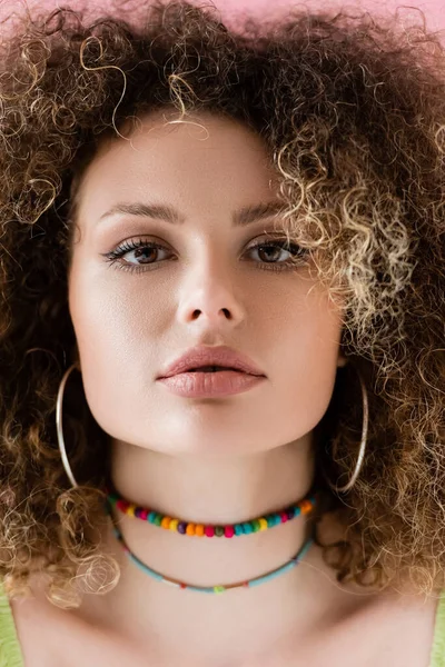 Retrato Jovem Mulher Encaracolada Olhando Para Câmera Isolada Rosa — Fotografia de Stock