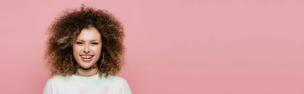 Modelo Encaracolado Positivo Olhando Para Câmera Isolada Rosa Banner — Fotografia de Stock