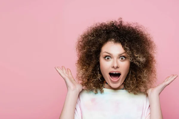 Shocked Curly Woman Looking Camera Isolated Pink — Stock Photo, Image