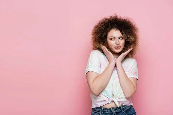 可愛いです女性でTシャツ見ます離れて隔離された上のピンク — ストック写真