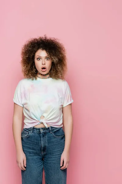 Shocked Woman Shirt Jeans Looking Camera Isolated Pink — Stock Photo, Image