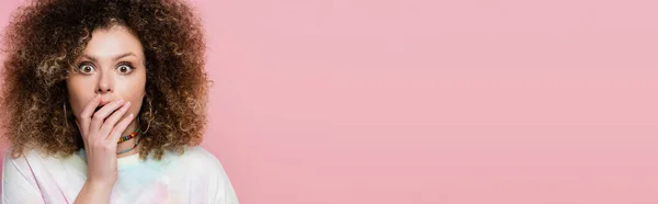 Портрет Молодой Шокированной Женщины Закрывающей Рот Изолированный Розовом Баннер — стоковое фото