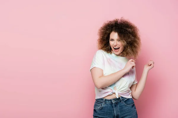 Vrolijke Jonge Vrouw Zoek Naar Camera Geïsoleerd Roze — Stockfoto