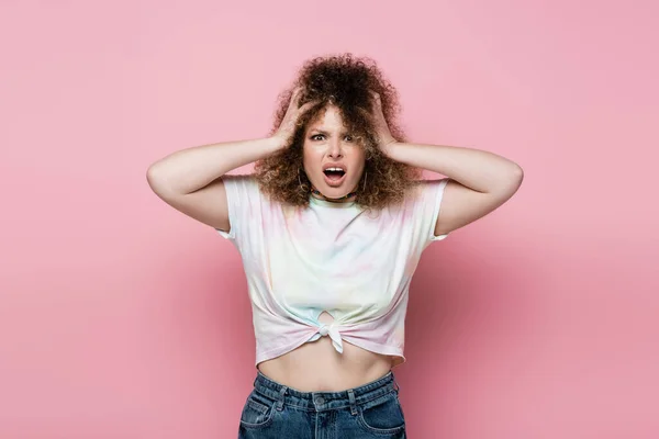 Mulher Estressada Shirt Gritando Fundo Rosa — Fotografia de Stock