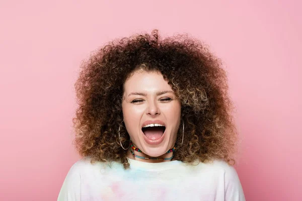 Mujer Rizada Excitada Camiseta Ojos Cerrados Aislados Rosa —  Fotos de Stock