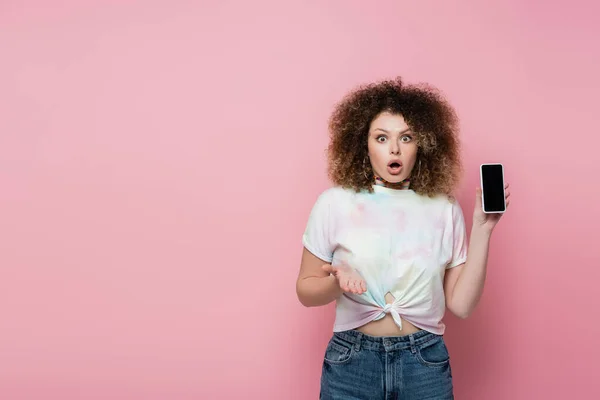 Geschokte Vrouw Houdt Smartphone Wtih Blanco Scherm Geïsoleerd Roze — Stockfoto