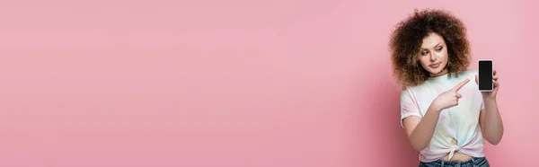Młoda Kobieta Shircie Celująca Komórkę Pustym Ekranem Odizolowanym Różowo Baner — Zdjęcie stockowe