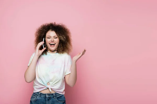 Весела Молода Жінка Говорить Мобільному Телефоні Ізольовано Рожевому — стокове фото