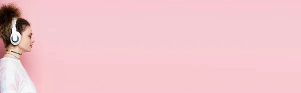 Zijaanzicht Van Jonge Vrouw Hoofdtelefoon Roze Achtergrond Banner — Stockfoto