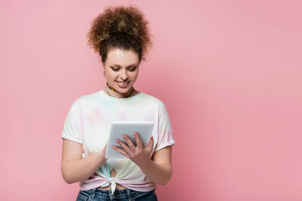 Positieve Vrouw Met Behulp Van Digitale Tablet Geïsoleerd Roze — Stockfoto