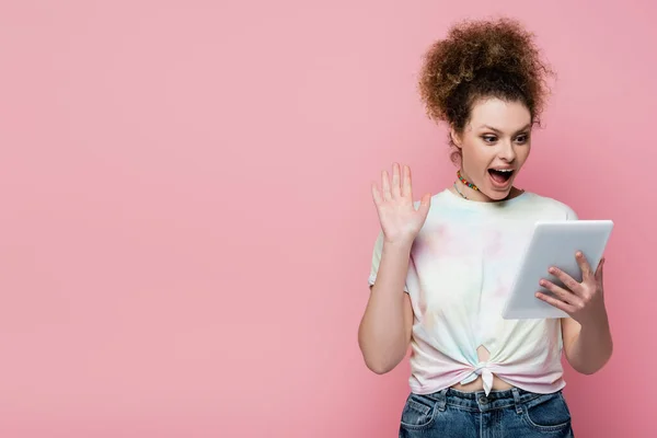 Mulher Excitada Com Videochamada Tablet Digital Isolada Rosa — Fotografia de Stock