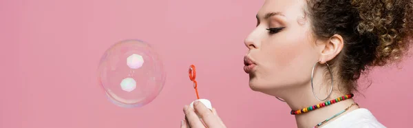 ピンクの背景に石鹸バブルを吹いて現在の女性 バナー — ストック写真