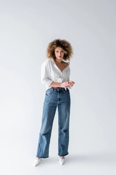 Longitud Completa Mujer Jeans Blusa Mirando Cámara Sobre Fondo Blanco — Foto de Stock