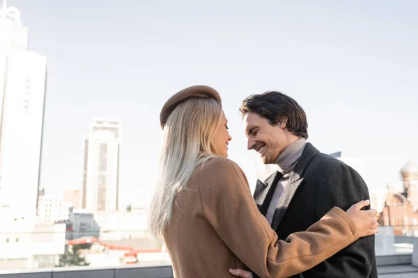 Blond Vrouw Baret Knuffelen Jong Lachen Vriend Buiten — Stockfoto