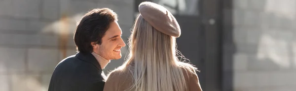 Blond Vrouw Baret Buurt Van Jong Gelukkig Man Buiten Banner — Stockfoto