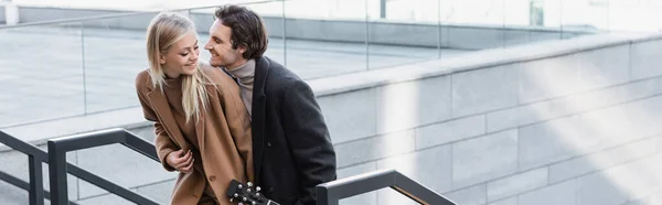 Joven Con Guitarra Sonriendo Cerca Mujer Rubia Bonita Aire Libre — Foto de Stock