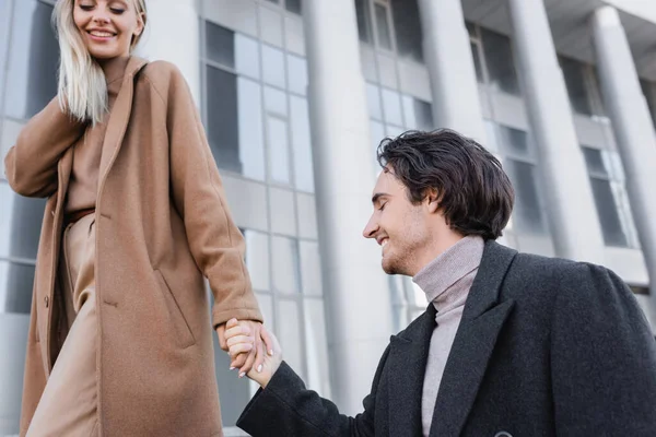 Hombre Joven Cogido Mano Con Mujer Feliz Abrigo Moda Aire — Foto de Stock