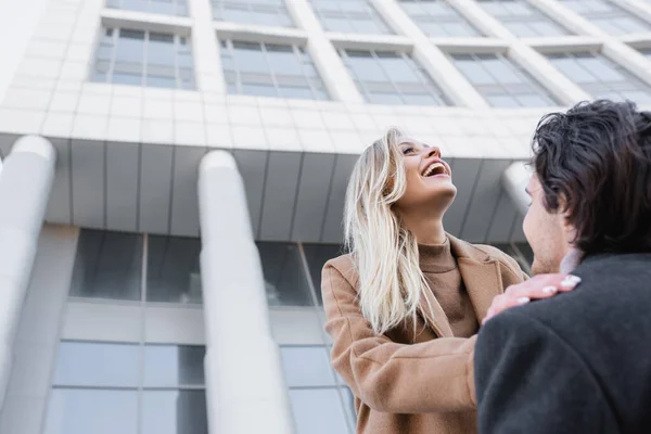 Low Angle View Blonde Woman Laughing Man City — Stock Photo, Image