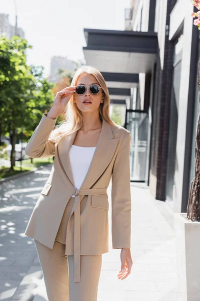 Blonde Woman Stylish Suit Adjusting Sunglasses City Street — Stock Photo, Image
