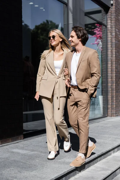 Pleine Longueur Joyeux Jeune Couple Costumes Élégants Marchant Sur Rue — Photo