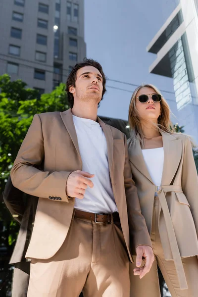 Low Angle View Young Couple Beige Suits Standing Glass Facade — Stock Photo, Image