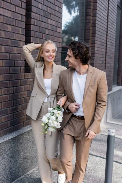 Happy Woman Bouquet Looking Boyfriend While Walking City — Stock Photo, Image