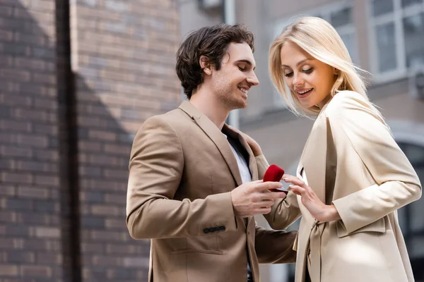 Sorrindo Homem Segurando Caixa Jóias Fazer Proposta Casamento Com Mulher — Fotografia de Stock