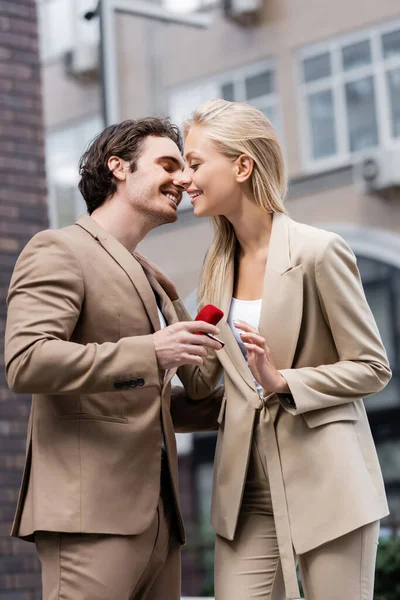 Sonriente Hombre Haciendo Matrimonio Propuesta Elegante Mujer Rubia Calle Urbana —  Fotos de Stock