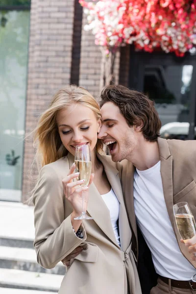 Animado Homem Perto Sorrindo Morena Mulher Com Taça Champanhe Rua — Fotografia de Stock