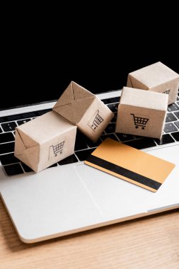 Bilgisayarda boş ekranlı kredi kartı ve paketler 