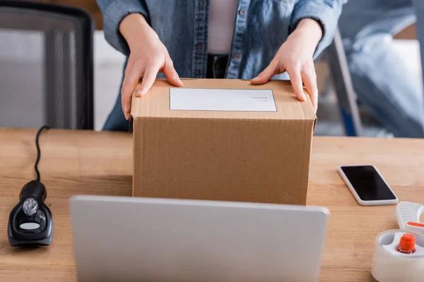 Ausgeschnittene Ansicht Des Verkäufers Der Pakete Der Nähe Von Scannern — Stockfoto