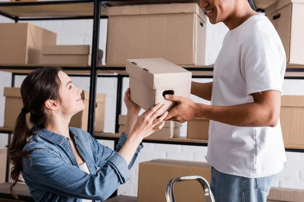 Vendedores Multiétnicos Sonrientes Sosteniendo Caja Cartón Tienda Web Línea — Foto de Stock