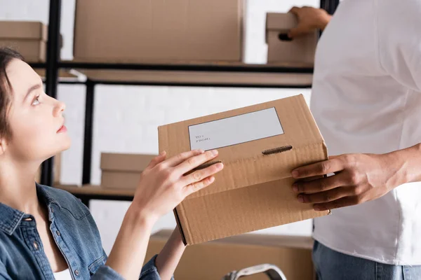 African American Seller Giving Package Colleague Online Web Store — Stock Photo, Image