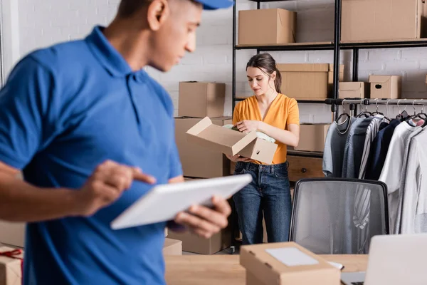 Seller Holding Box Clothes Blurred African American Courier Digital Tablet — Stock Photo, Image