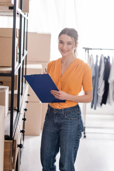 Alegre Propietario Tienda Web Línea Sujetando Portapapeles Mirando Cámara Cerca — Foto de Stock