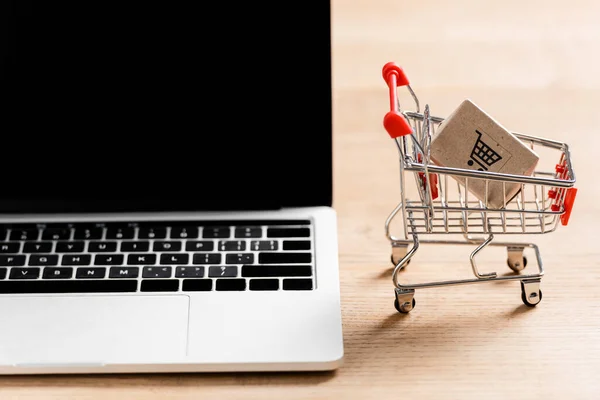 Toy Shopping Cart Package Laptop Blank Screen Table — Stock Photo, Image