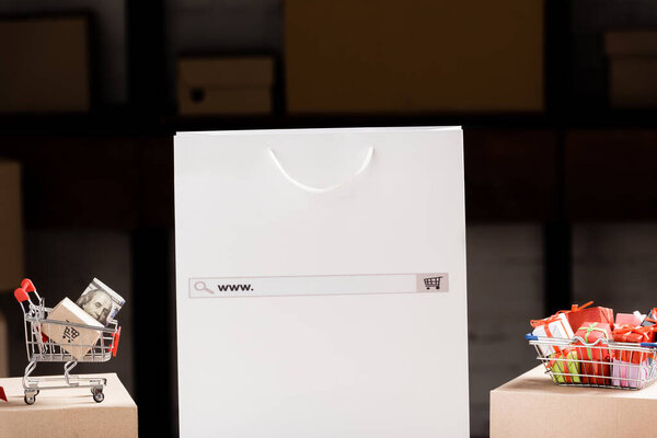 Сумка с веб-браузером рядом с корзиной игрушек с деньгами и подарками 