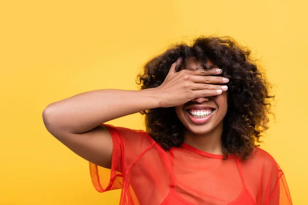 Весела Афроамериканка Прикриває Очі Рукою Ізольовано Жовтому — стокове фото