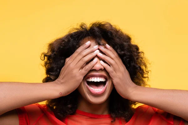 Verbaasd Afrikaanse Amerikaanse Vrouw Bedekken Ogen Met Handen Geïsoleerd Geel — Stockfoto