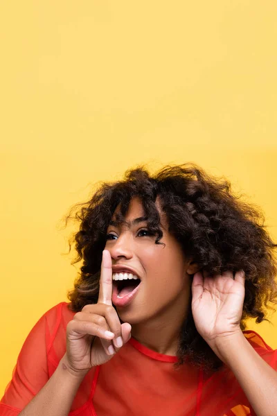 Izgatott Afro Amerikai Fogja Kezét Fül Közelében Mutatja Csend Jele — Stock Fotó