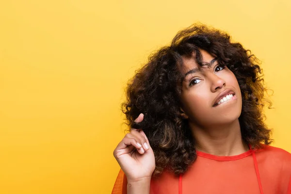 Donna Sognante Positiva Che Tocca Capelli Ondulati Distoglie Sguardo Isolato — Foto Stock