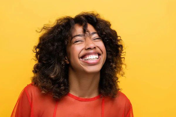 Mulher Afro Americana Alegre Sorrindo Com Olhos Fechados Isolados Amarelo — Fotografia de Stock