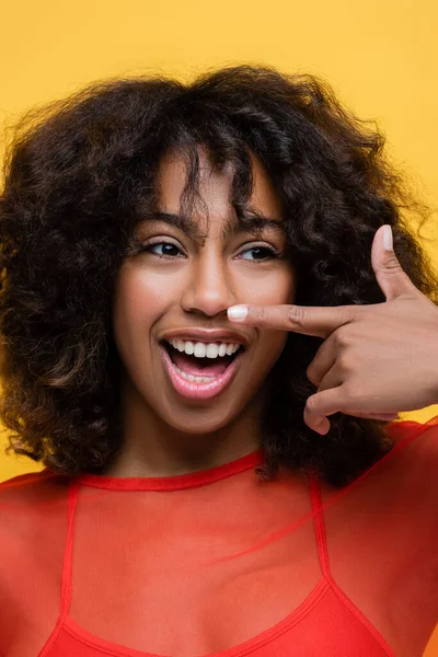 Podekscytowany Afroamerykanka Kobieta Kręconymi Włosami Wskazując Palcem Odizolowany Żółtym — Zdjęcie stockowe