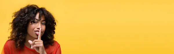 Брюнетка Афроамериканська Жінка Посміхається Показує Знак Хер Ізольовано Жовтому Банер — стокове фото