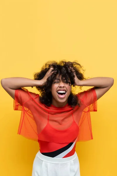 Opgewonden Afrikaans Amerikaanse Vrouw Met Handen Het Hoofd Lachen Met — Stockfoto