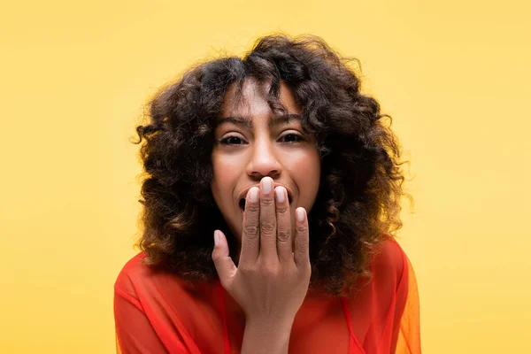 Erstaunt Afrikanisch Amerikanische Frau Bedeckt Offenen Mund Mit Hand Isoliert — Stockfoto